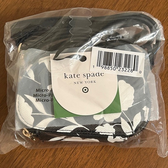 Polybagged Kate Spade x Target Classic Rose Mini Crossbody Bag, Black/White, NWT - Picture 2 of 7